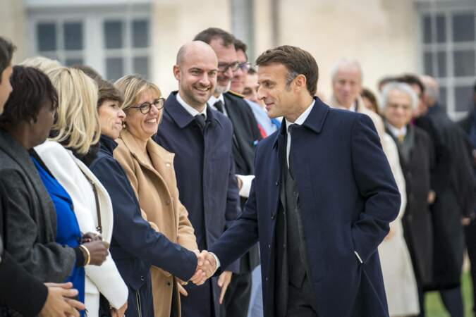 Le président Emmanuel Macron salue les politiciens présents.