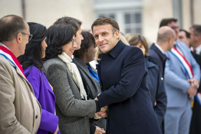 Emmanuel Macron sert la main Rima Abdul-Malak.