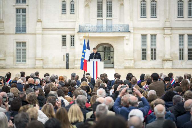 Selon le président de la République, ce sont eux qui "transmettent et font vivre le français dans cette pulsation constante."