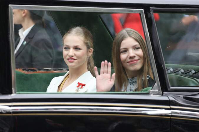 L'infante Sofia d'Espagne et la princesse Leonor quittent le Parlement après avoir prêté serment, à l'occasion de son 18ème anniversaire à Madrid, le 31 octobre 2023.