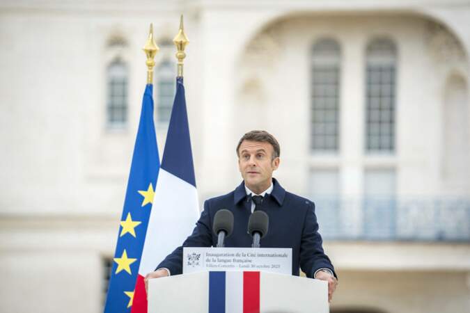 Emmanuel Macron a honoré les professeurs, écrivains et créateurs, comédiens, bibliothécaires et les traducteurs.