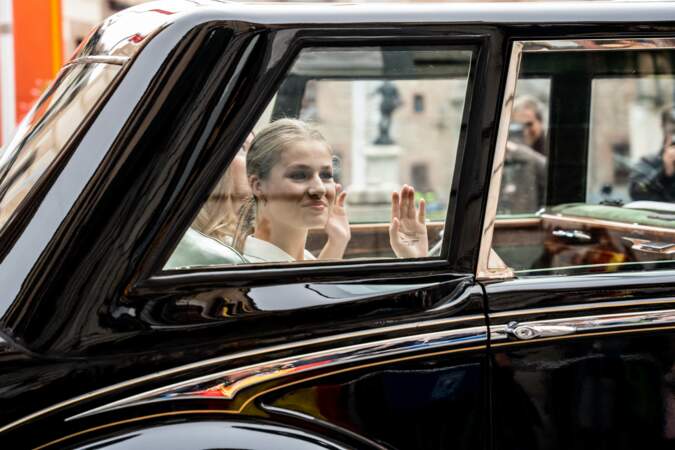 La princesse Leonor quitte le Parlement après avoir prêté serment, à l'occasion de son 18ème anniversaire à Madrid, le 31 octobre 2023.