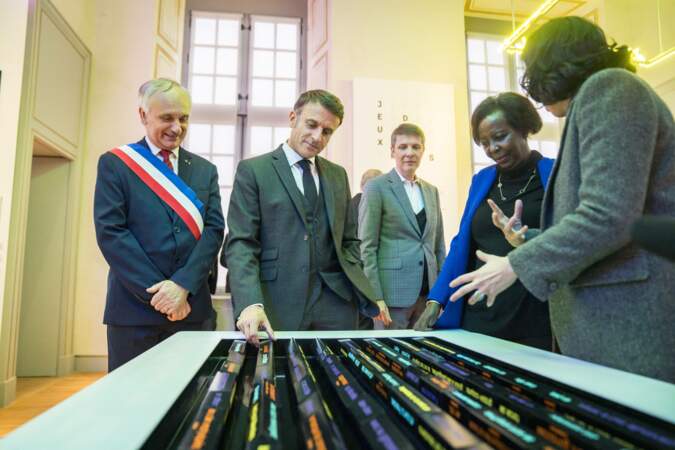 Le maire Franck Briffaut, Emmanuel Macron et le directeur Paul Rondin lors de l'inauguration de la Cité internationale de la langue française à Villers-Cotterêts.
