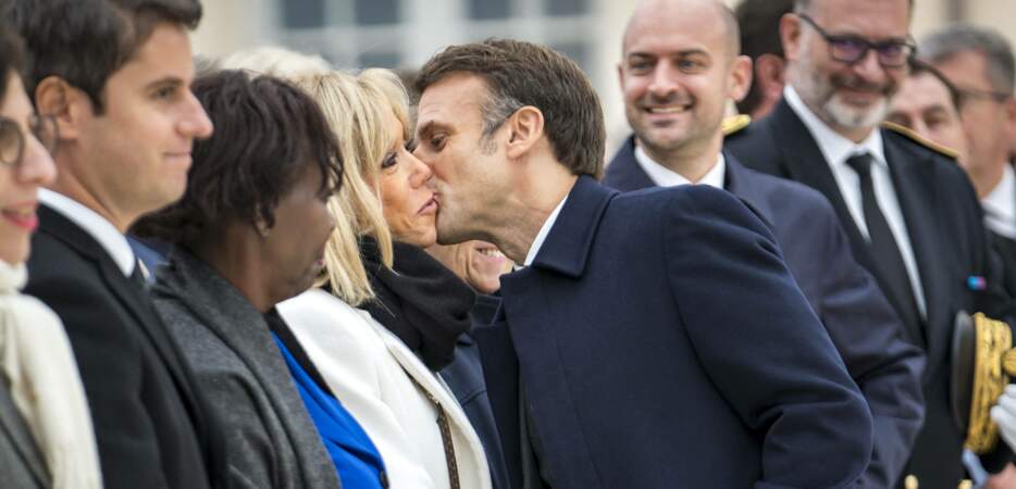 Emmanuel Macron et sa femme Brigitte ont inauguré la Cité internationale de la langue française à Villers-Cotterêts, le 30 octobre 2023.
Le président de la République a tendrement embrassé son épouse sur la joue.