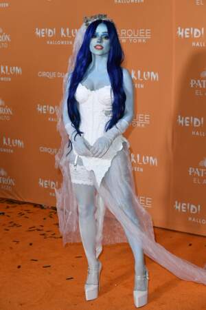 La chanteuse Becky G en costume de la mariée dans Les noces funèbres, lors de la soirée d'Halloween d'Heidi Klum.