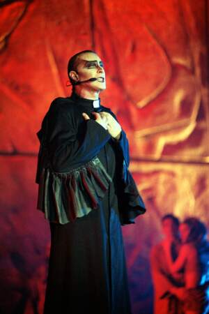 Daniel Lavoie  jouait le prêtre Claude Frollo dans la comédie musicale Notre-Dame de Paris. 