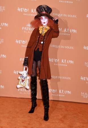 Le mannequin Alexina Graham en chapelier à la soirée d'Halloween d'Heidi Klum.