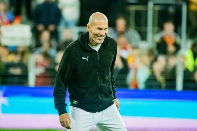 Zinedine Zidane a retrouvé Didier Deschamps lors d'un match caritatif entre les anciens du RC Lens et la Team Légendes au profit de l’association Un sourire, un espoir pour la vie à Lens, le 31 octobre 2023.