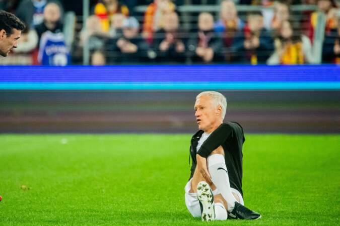 Match caritatif entre les anciens du RC Lens et la Team Légendes : Didier Deschamps en plein étirement.