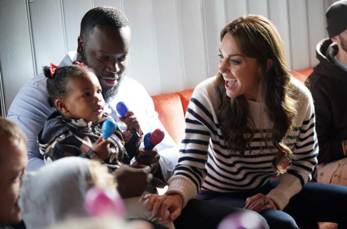 Kate Middleton joue avec les enfants lors de sa visite à Dadvengers.
