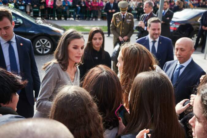La reine Letizia d’Espagne discute avec une jeune femme devant le cinéma Moncayo où se déroule la cérémonie.