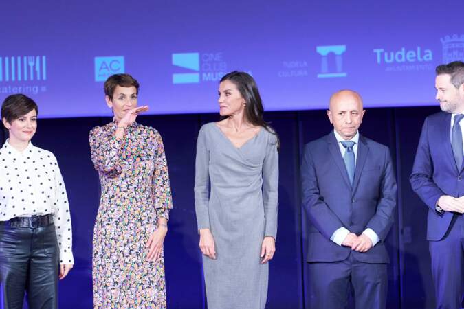 Letizia d'Espagne est accompagnée des différents organisateurs du Festival du Film Opera Prima 