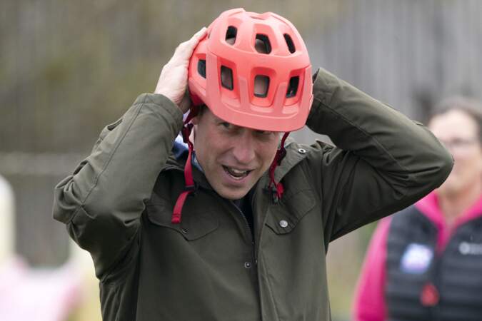 Le prince William montre l'exemple en mettant un casque de protection. 