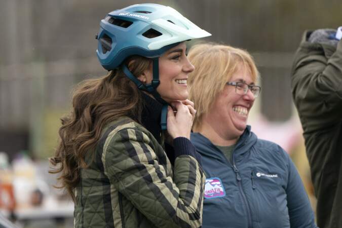Le princesse Kate Middleton met son casque de protection.