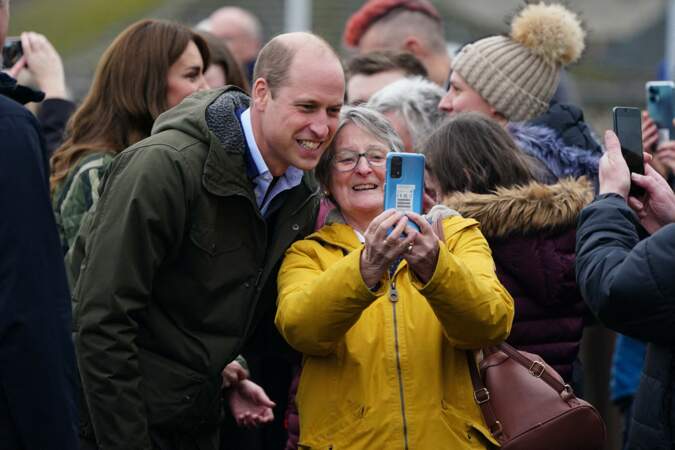 Le Prince de Galles, connu sous le nom de Duc de Rothesay en Écosse, pose pour un selfie lors d'une visite à Outfit Moray.