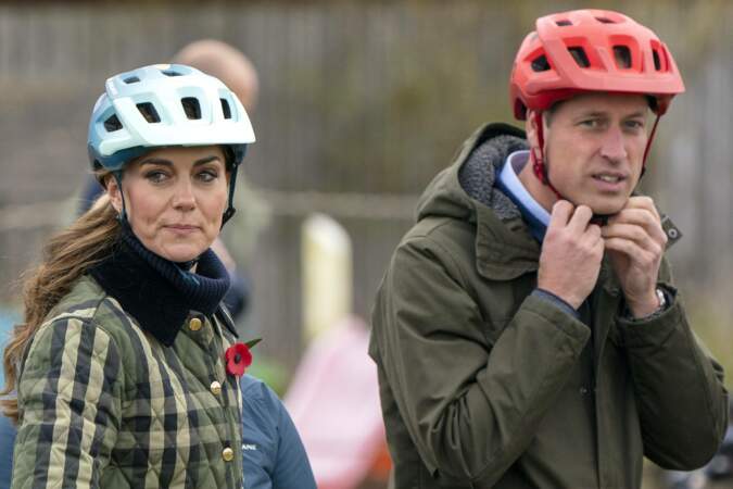 Le prince et la princesse de Galles  se sont prêtés au jeu et ils ont décidé d'enfourcher des vélos.  