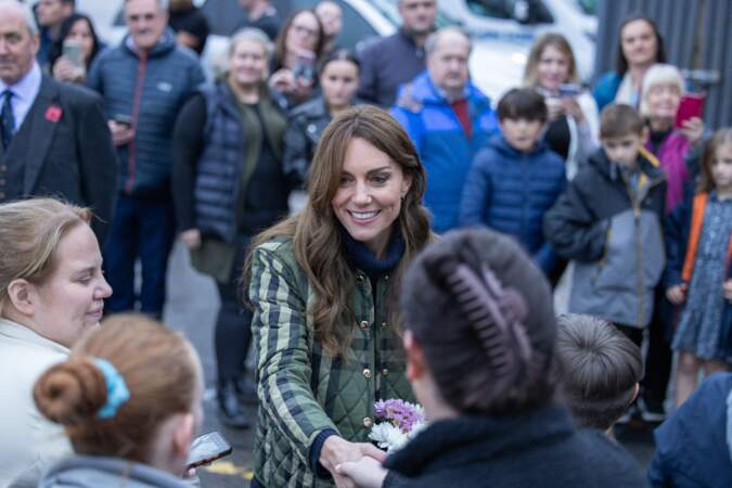 Kate Middleton salue les habitants qui se sont déplacés pour participer à l'événement organisé par l'association Outfit Moray.