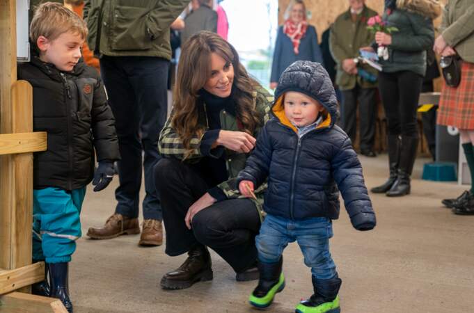 Kate Middleton prend la pause aux cotés d'un enfant présent à l'événement organisé par l'association Lower Speyside Young Farmers.