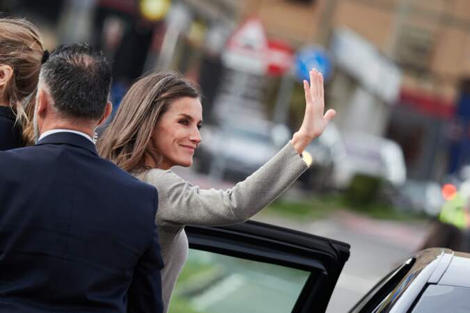 Letizia d'Espagne salue la foule avant d'entrer dans sa voiture.