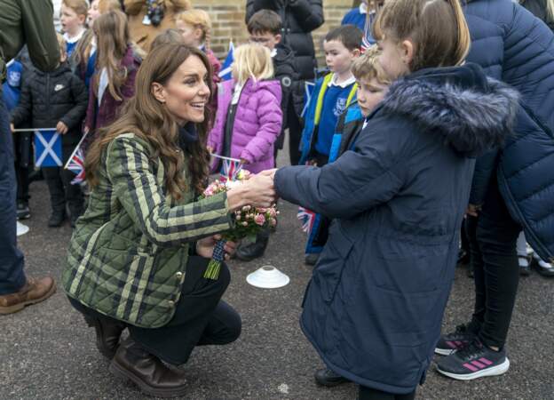 Kate Middleton salue une petite fille présente à l'événement organisé par l'association Outfit Moray.