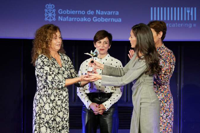 La reine Letizia d’Espagne remet un prix à l'actrice Eulalia Ramon.