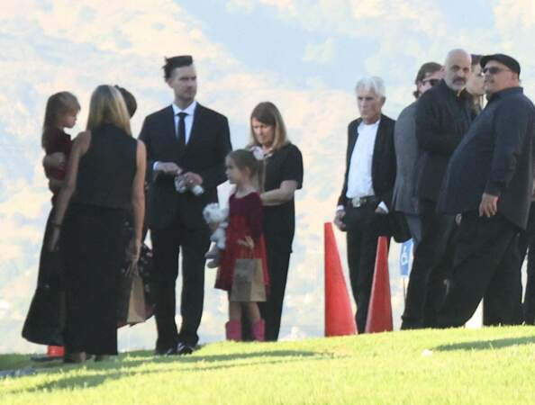 Les amis et la famille lors des funérailles de Matthew Perry à Forrest Lawn à Los Angeles en Californie