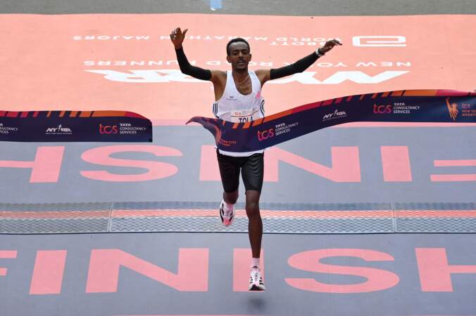 Tamirat Tola d'Éthiopie franchit la ligne d'arrivée en un temps record de 2:04.58