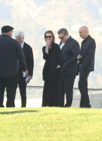 Les amis et la famille lors des funérailles de Matthew Perry à Forrest Lawn à Los Angeles en Californie