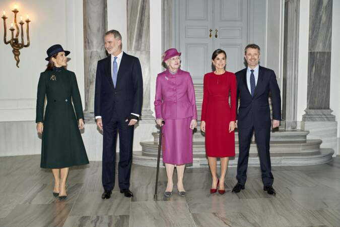 La princesse Mary de Danemark, le roi Felipe VI d’Espagne, la reine Margrethe II de Danemark, la reine Letizia d’Espagne et le prince Frederik de Danemark devant le palais de Christian VII à Copenhague, le 6 novembre 2023