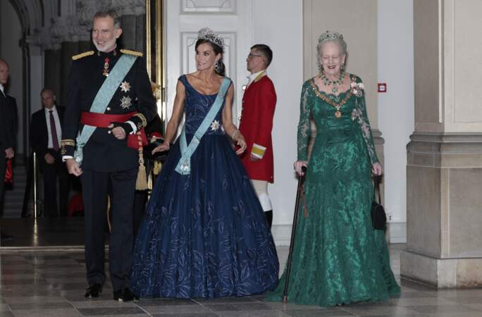 La reine Letizia d'Espagne est sublime dans sa robe bleu