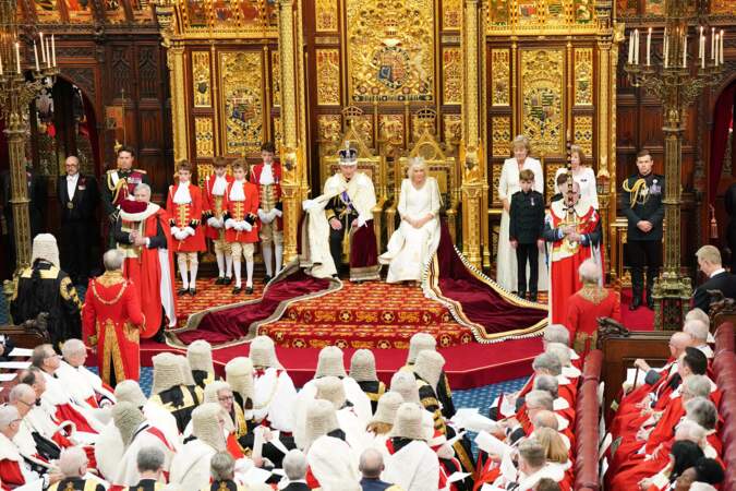 Un membre du Parlement est symboliquement gardé au Palais de Buckingham. Cette coutume vise à garantir le retour en toute sécurité du souverain au palais.