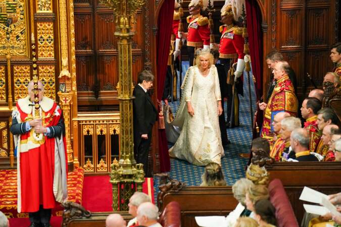 La reine Camilla a revêtu la robe signée du créateur Bruce Oldfield qu'elle portait lors du couronnement. 