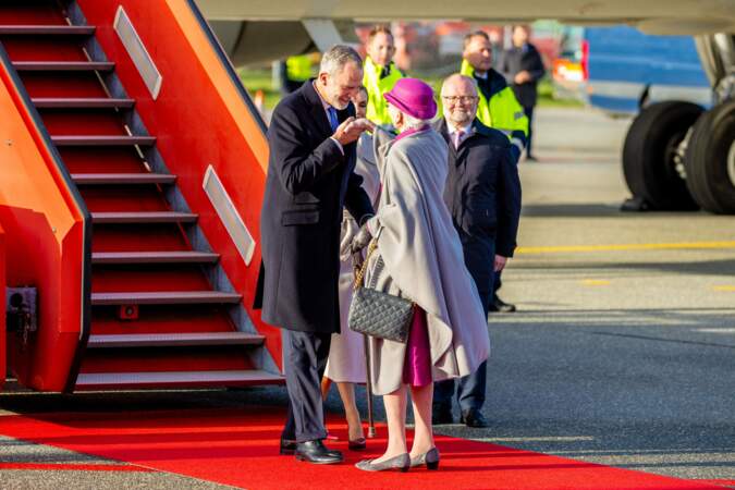 Sur le tarmac, la reine Margrethe II est là pour les accueillir