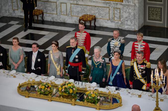La reine Margrethe II organise un banquet avec le roi et la reine d'Espagne, le prince et la princesse du Danemark et la princesse Benedikte