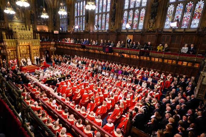 Lorsque les membres de la Chambre des Communes prennent place, un calme solennel s'installe au sein de la Chambre des Lords.