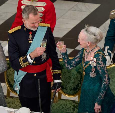 Le roi Felipe VI trinque avec la reine Margrethe du Danemark