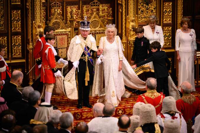 Le roi Charles III se tient debout après avoir prononcé un discours aux côtés de la reine Camilla lors de l'ouverture du Parlement à la Chambre des Lords au Palais de Westminster à Londres. 