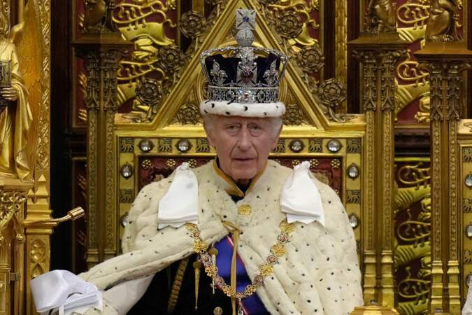 Le roi, coiffé de la couronne impériale d’apparat, prend place dans la Chambre des Lords.