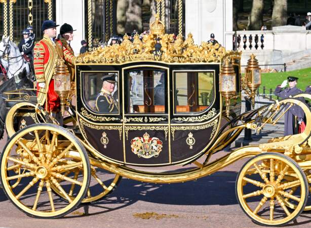 Le couple royal est arrivé en carrosse au Parlement pour que le roi y prononce son premier discours. 