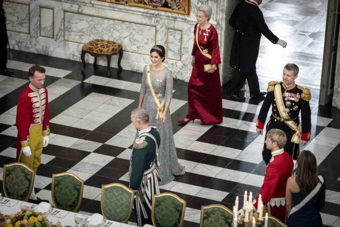 C'est au tour du prince héritier Frederik, de la princesse héritière Mary et de la princesse Benedikte de faire leur entrée dans la salle de banquet