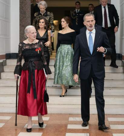 Le soir, un dîner a été organisé. La reine Margrethe II et le roi Felipe y ont assisté.
