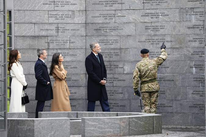 Le roi Felipe et la reine Letizia d'Espagne voient les noms des soldats tombés au combat lorsqu'ils visitent le monument des efforts internationaux du Danemark depuis 1948 à Kastellet à Copenhague le mardi 7 novembre 2023.