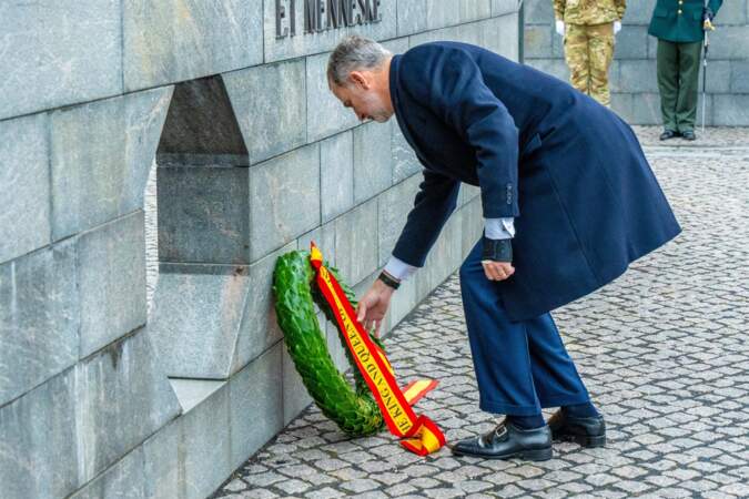 Le roi Felipe VI d’Espagne dépose une gerbe au monument national danois du souvenir de Kastellet à Copenhague.