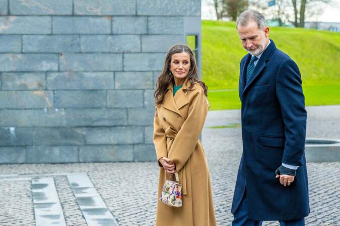 Le couple royal d'Espagne dépose une gerbe au monument national danois du souvenir de Kastellet à Copenhague lors de leur en visite d'état au Danemark.
