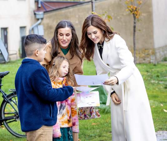 La reine Letizia d'Espagne et la princesse Mary de Danemark saluent les enfants.