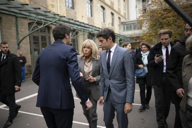 Brigitte Macron et Gabriel Attal lors de la journée nationale de lutte contre le harcèlement à l'école au collège Claude Debussy dans le XVème arrondissement de Paris