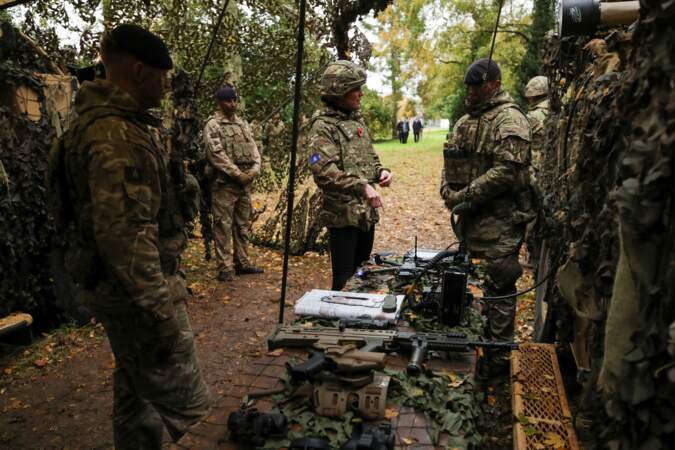 Kate Middleton a aussi pu découvrir les différents armements des soldats
