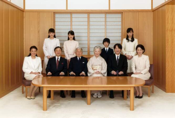 La princesse Masako, le prince Naruhito, leur fille, la princesse Aiko (2eme rang Gauche), l'empereur Akihito et l'impératrice Michiko, le prince Fumihito d'Akishino, la princesse Kiko, et leurs enfants, de gauche à droite au 2eme rang, la princesse Mako, le prince Hisahito et la princesse Kako