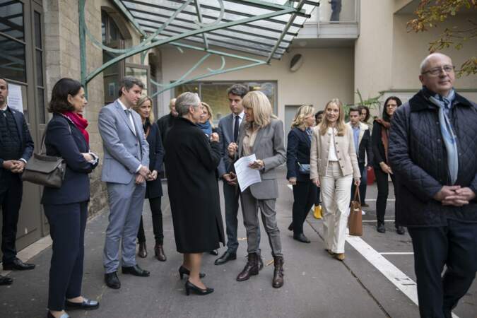 Elisabeth Borne, Brigitte Macron et Gabriel Attal lors de la journée nationale de lutte contre le harcèlement à l'école au collège Claude Debussy dans le XVème arrondissement de Paris
