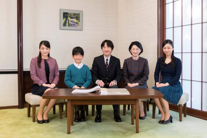 Le prince japonais Akishino pose avec son épouse la princesse Kiko et leurs enfants, l'ancienne princesse Mako, la princesse Kako et le prince Hisahito